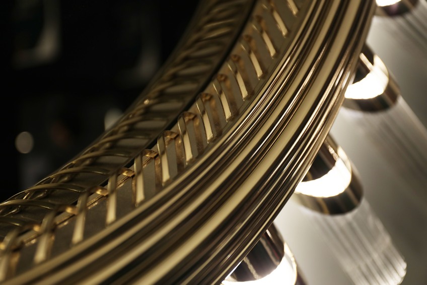 Add a Special Glow to Your Home Interiors with LUXXU's Majestic Mirror 2